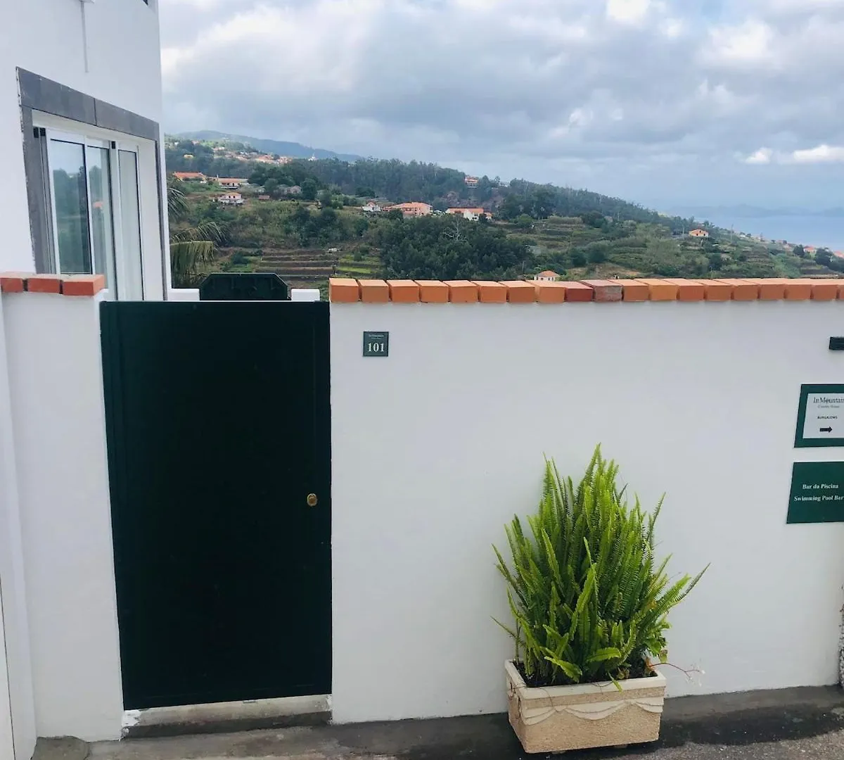 House In Canico Ribeirinha  كانيكو